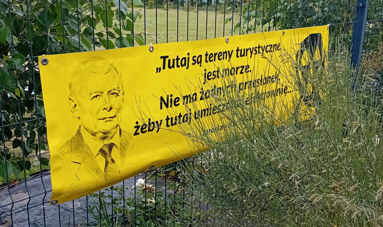 Baner ze słowami Jarosława Kaczyńskiego w Słajszewie