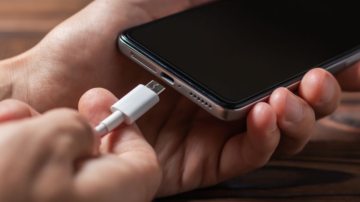 telefon, smartfon, kabel usb, ładowanie telefonu, ładowarka, usb