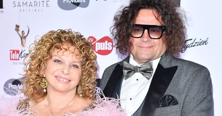 Małgorzata Potocka cała w złocie i w różowych piórach. Tak przyszła na galę
