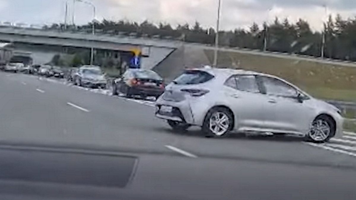 Samochody na A2 zawracały