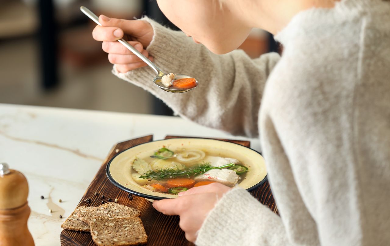 Gwiazdy pokochały dietę bulionową. Ekspert odpowiada, na czym polega ten sposób odżywiania