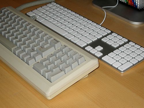 Apple Keyboard vs. Mac Plus keyboard (circa 1986)