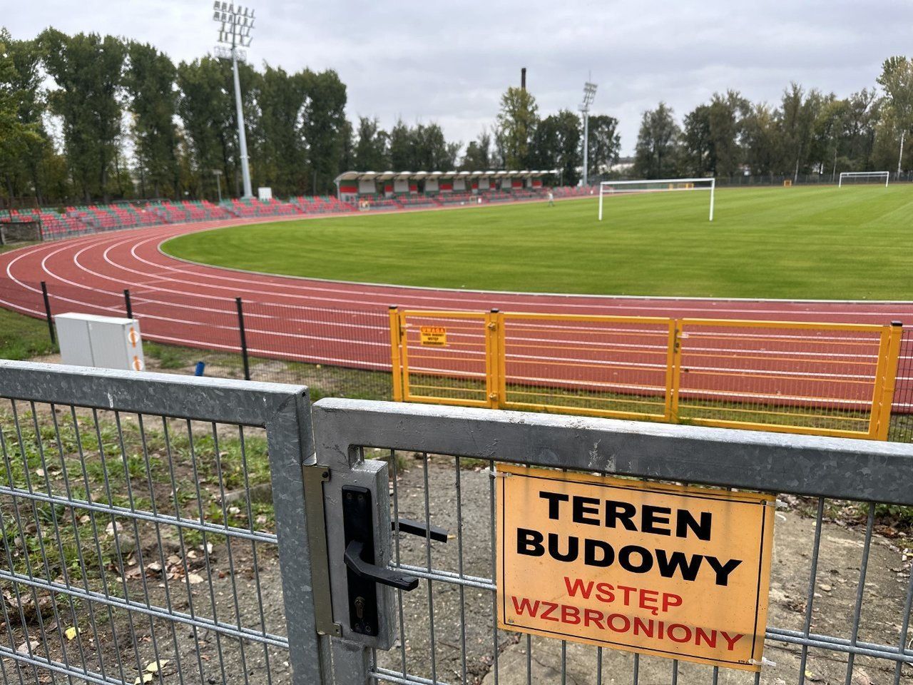 Nowa hala sportowa i trybuna na stadionie w Tomaszowie coraz bliżej