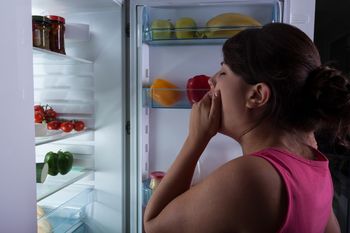 Ogarnia cię senność po posiłku? Wypij ten napój, a ograniczysz spadek energii