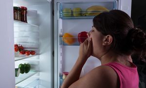Ogarnia cię senność po posiłku? Wypij ten napój, a ograniczysz spadek energii