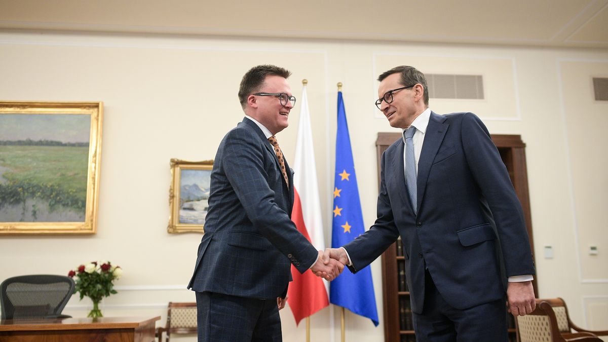 Warszawa, 29.11.2023. Marszałek Sejmu Szymon Hołownia (L) i premier Mateusz Morawiecki (P) przed spotkaniem w Sejmie w Warszawie, 29 bm. Premier Mateusz Morawiecki poprosił marszałka Sejmu Szymona Hołownię o spotkanie w celu omówienia trzech spraw, którymi - jego zdaniem - niezwłocznie powinni zająć się posłowie, a więc: przedłużenie 0 proc. VAT na żywność, przedłużenie wakacji kredytowych i zamrożenie cen energii. (mr) PAP/Marcin Obara
