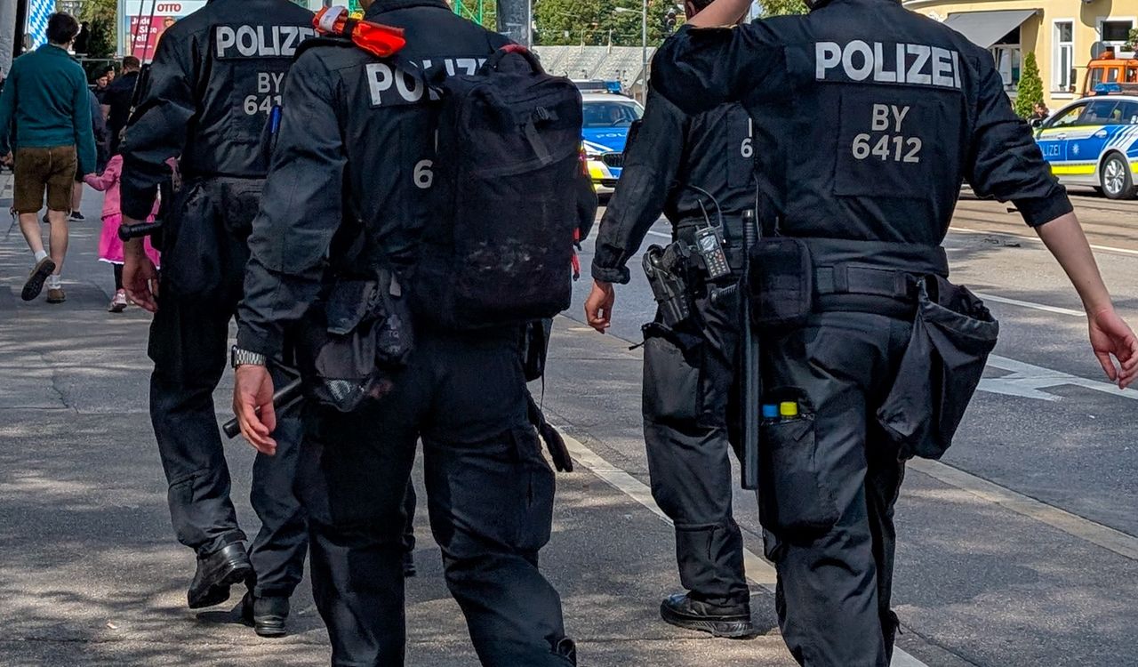 Starcia w Kolonii. Rannych 12 policjantów