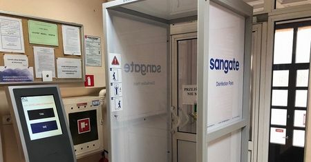 Koronawirus. Dolnośląskie Centrum Onkologii zabezpiecza pacjentów. Zainstalowano dodatkową bramkę do dezynfekcji