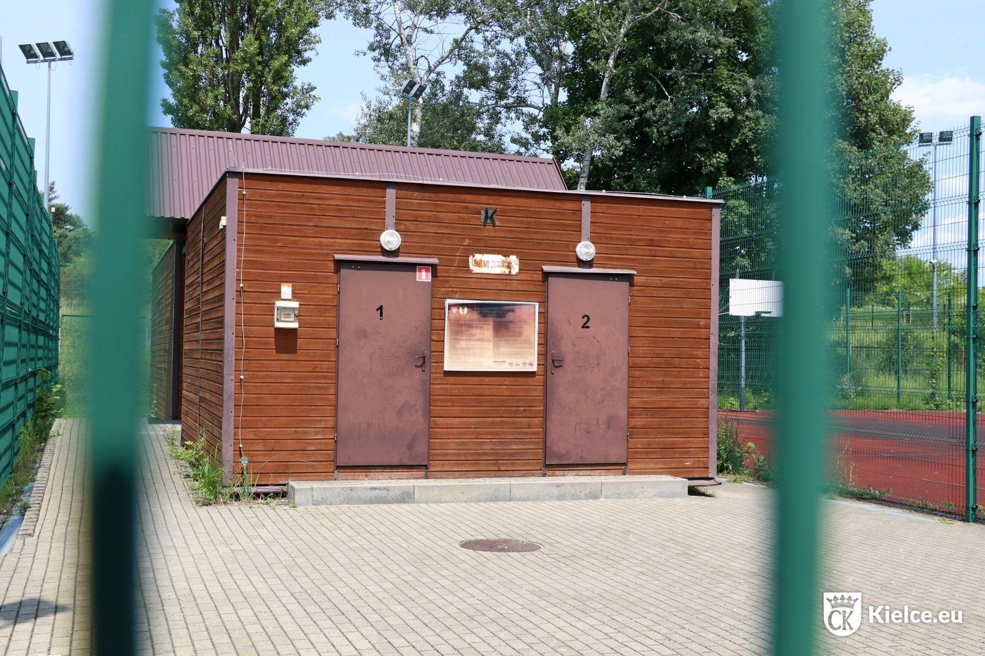 Nawierzchnia na obu kompleksach sportowych oraz wyposażenie są już zużyte.