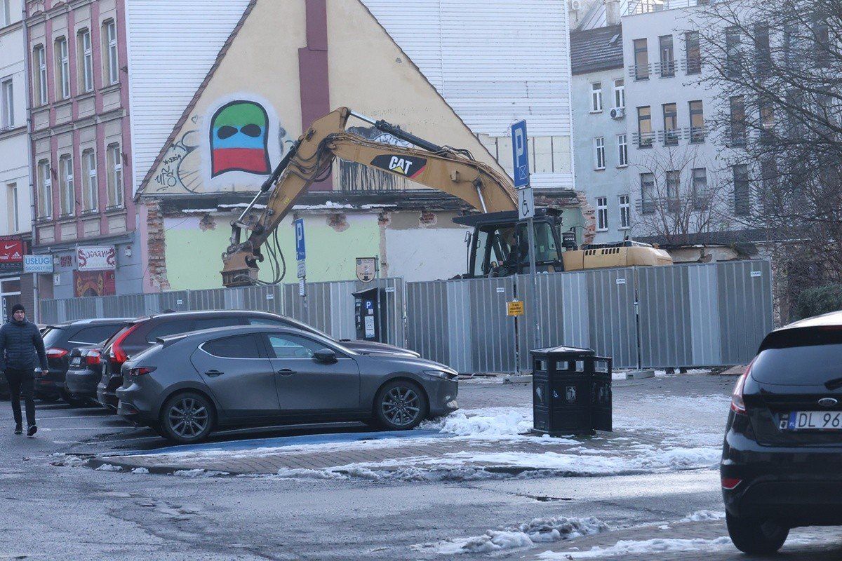 Legnica: Były sklep przez miesiące był niszczony przez wandali, właśnie kończy się jego rozbiórka