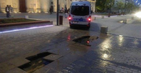 Dopiero co oddany do użytku, a już uszkodzony. Policjanci zniszczyli chodnik na placu Litewskim