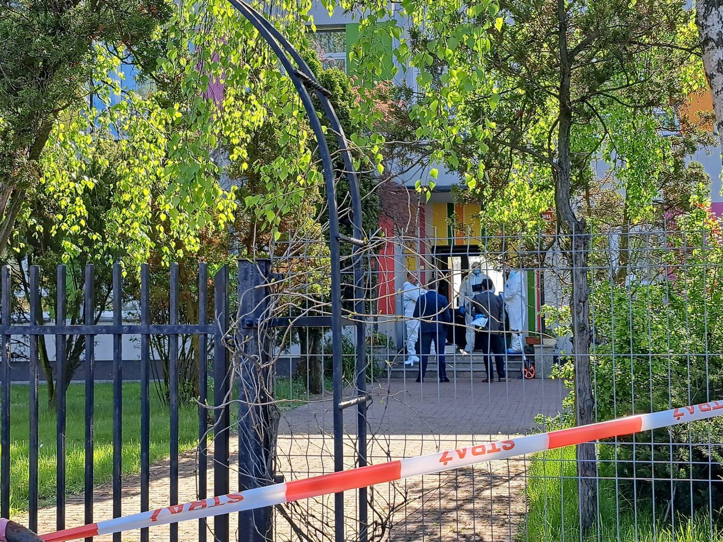 16-letnia dziewczyna zginęła na miejscu, a pięć osób trafiło do szpitala w wyniku ataku nożownika w domu dziecka w miejscowości Tomisławice w powiecie sieradzkim