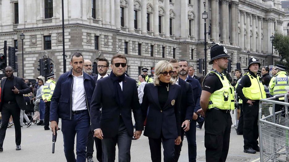 French President Emmanuel Macron (C-L) and his wife Brigitte Macron (C-R) arrive at Westminster Hall to pay their respects to Britain's late Queen Elizabeth II in London, Britain, 18 September 2022. The queen's funeral will be held on 19 September, following four days of lying in state inside Westminster Hall. EPA/OLIVIER HOSLET Dostawca: PAP/EPA.