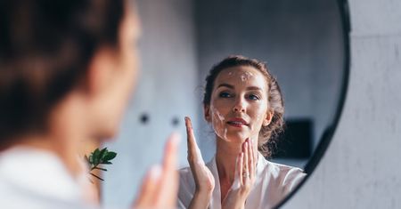 Ten peeling pochłania toksyny, niszczy niedoskonałości, a kosztuje 10 zł