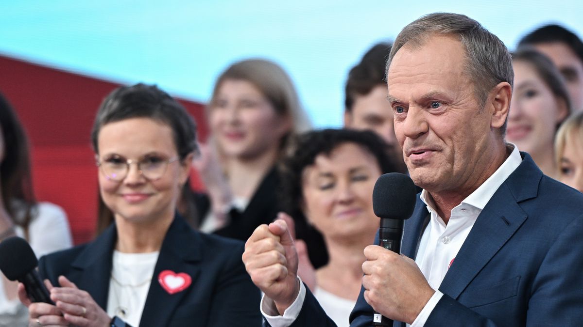 Warszawa, 15.10.2023. Wybory parlamentarne 2023. Przewodniczący Platformy Obywatelskiej Donald Tusk (P) i szefowa sztabu wyborczego KO Wioletta Paprocka-Ślusarska (L) w sztabie wyborczym KO w Muzeum Etnograficznym w Warszawie, 15 bm. Zakończyły się wybory parlamentarne. PiS wygrało niedzielne wybory do Sejmu z wynikiem 36,8 proc. (aldg) PAP/Radek Pietruszka