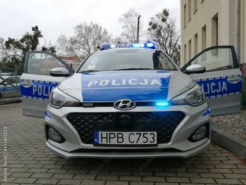 Pijany kierowca w Augustowie. Z dożywotnim zakazem, jechał na "pożyczonych" tablicach rejestracyjnych. Dodatkowo znęcał się nad zwierzętami