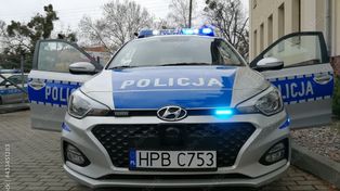 Pijany kierowca w Augustowie. Z dożywotnim zakazem, jechał na "pożyczonych" tablicach rejestracyjnych. Dodatkowo znęcał się nad zwierzętami