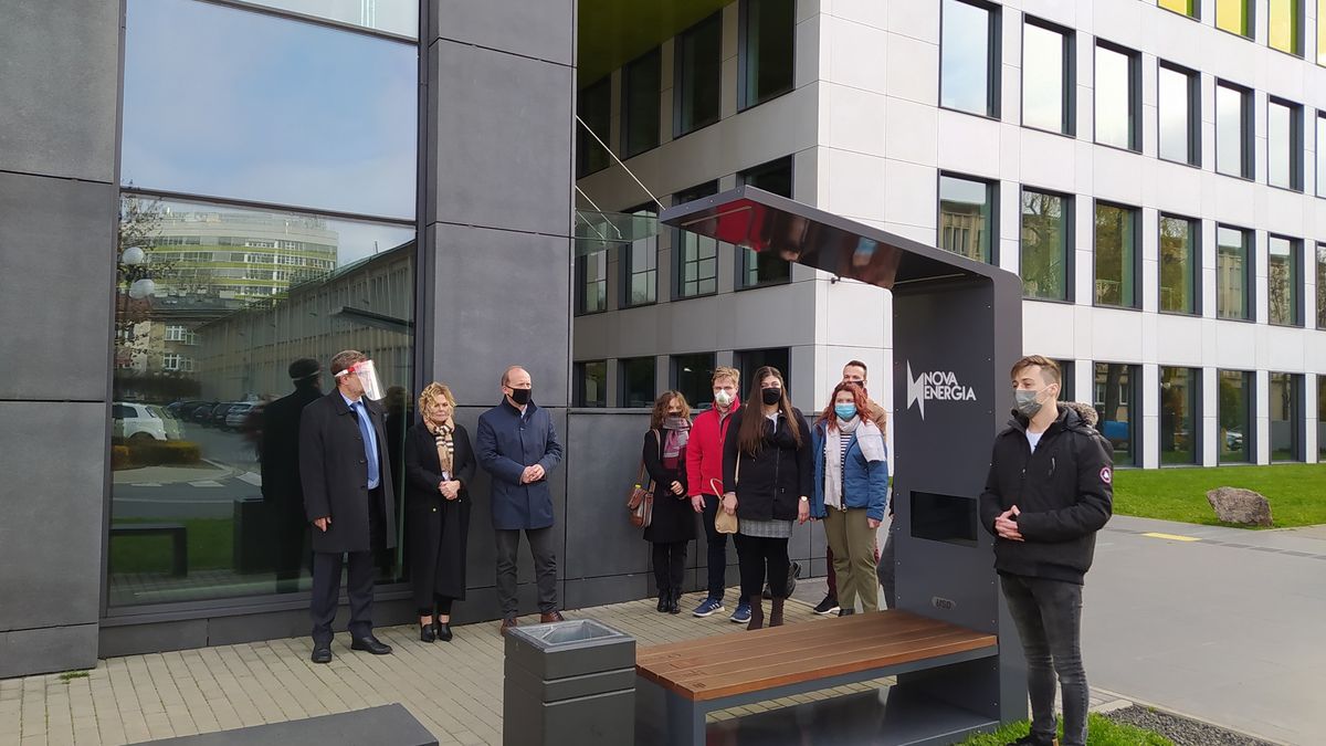 Studenci zbudowali wyjątkową ławkę. Stanęła przy gmachu uczelni 1