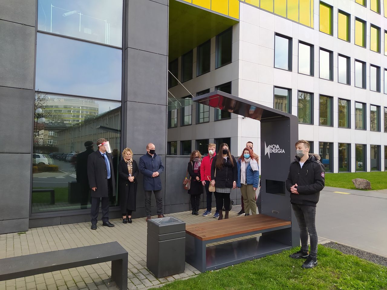 Fotowoltaiczna ławka zbudowana przez studentów AGH w Krakowie.