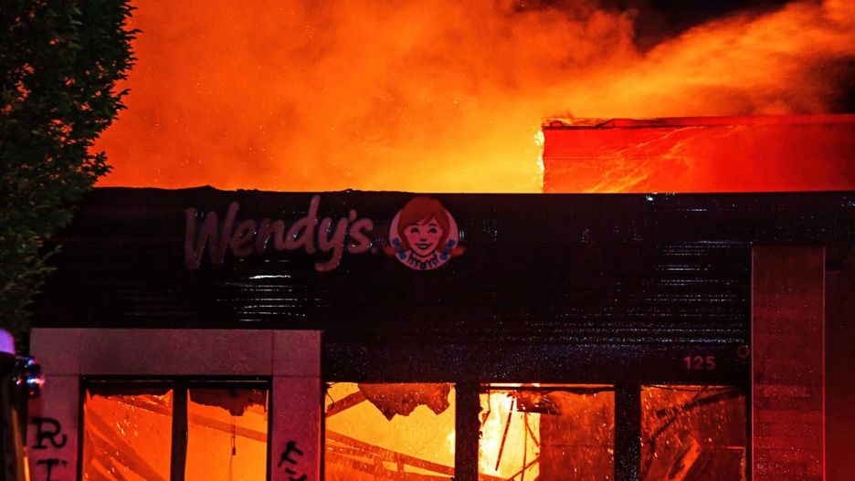 Zamieszki w Atlancie (USA). Protestujący podpalili restaurację po tym, jak policjant strzelił do Afroamerykanina