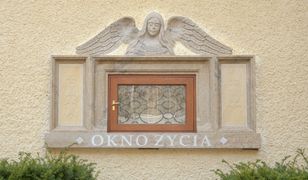 Matka zostawiła dziecko w oknie życia. Ojciec próbuje je odzyskać