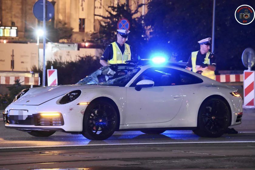 Warszawa. Zdjęcie sportowego białego porche po nocnym wypadku obiegło media. Prokuratura zbada, czy zgodne z prawdą były pierwsze informacje od policji, że pieszy wtargnął na jezdnię, a kierowca tylko nieznacznie przekroczył dozwoloną prędkość  