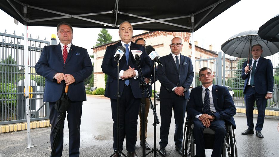 Na zdjęciu od lewej: poseł PiS Jarosław Zieliński, minister aktywów państwowych Jacek Sasin, marszałek województwa podlaskiego Artur Kosicki i wiceprezes Fundacji Megafon Tomasz Piesiecki podczas konferencji prasowej w 14. Pułku Przeciwpancernym im. J. Piłsudskiego w Suwałkach
