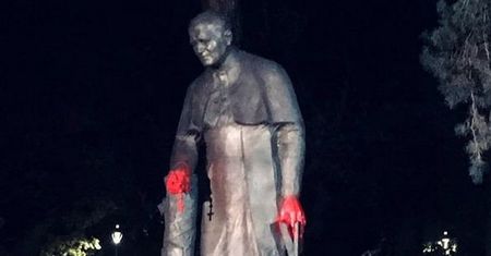 Protestujący są wściekli. Zniszczono pomnik Jana Pawła II