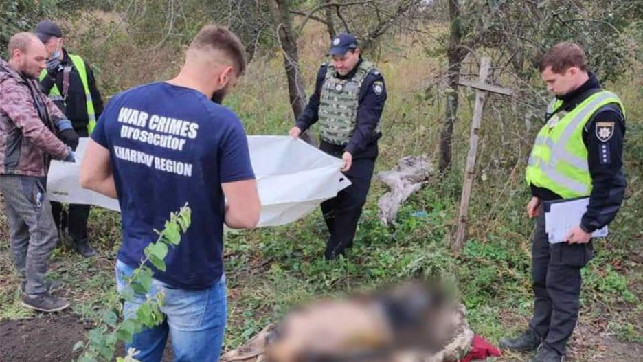 Ukraińcy na wyzwolonych terenach odnajdują zmasakrowane ciała cywilów