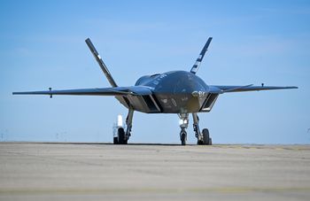 Historyczna próba. Bezzałogowy myśliwiec trafił F-16