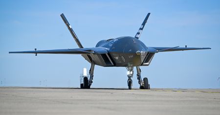 Historyczna próba. Bezzałogowy myśliwiec trafił F-16