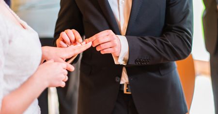 Ślub cywilny w plenerze. Koszty są znane, ale rachunek szybko rośnie