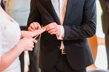 Ślub cywilny w plenerze. Koszty są znane, ale rachunek szybko rośnie