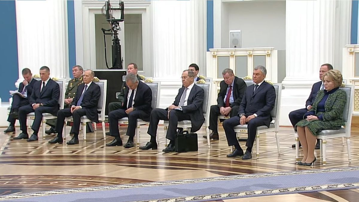 Uczestnicy podpisania przez Putina dekretu o uznaniu tzw. DRL i ŁRL