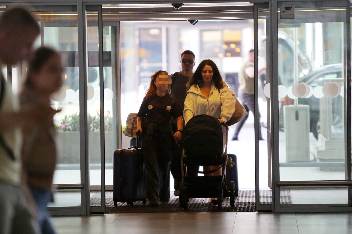 Marcin Hakiel i Dominika Serowska z dziećmi na lotnisku