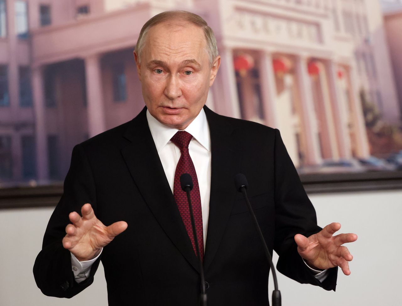 Putin threatens the West. "They're playing with fire"