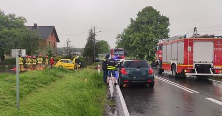 Koszmarny wypadek w Pokrzywnicy, zginęła nastolatka. Wiozła swoją mamę
