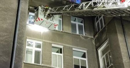 Senior-dezerter w Częstochowie. 72-latek uciekł z oddziału zakaźnego, policjanci musieli wyważyć drzwi