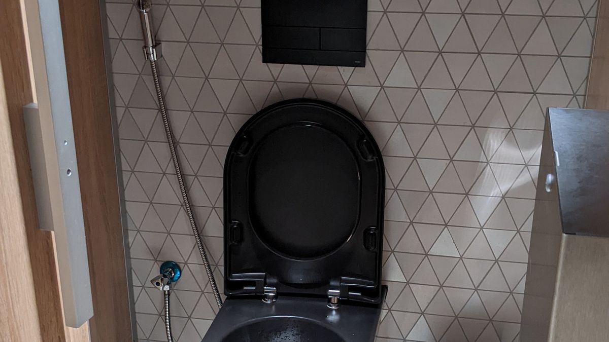 Prysznice są zamontowane blisko muszli klozetowej