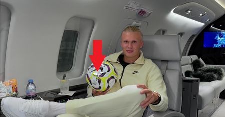 Erling Haaland zapozował ze specjalną piłką. Internauci od razu zauważyli ten napis