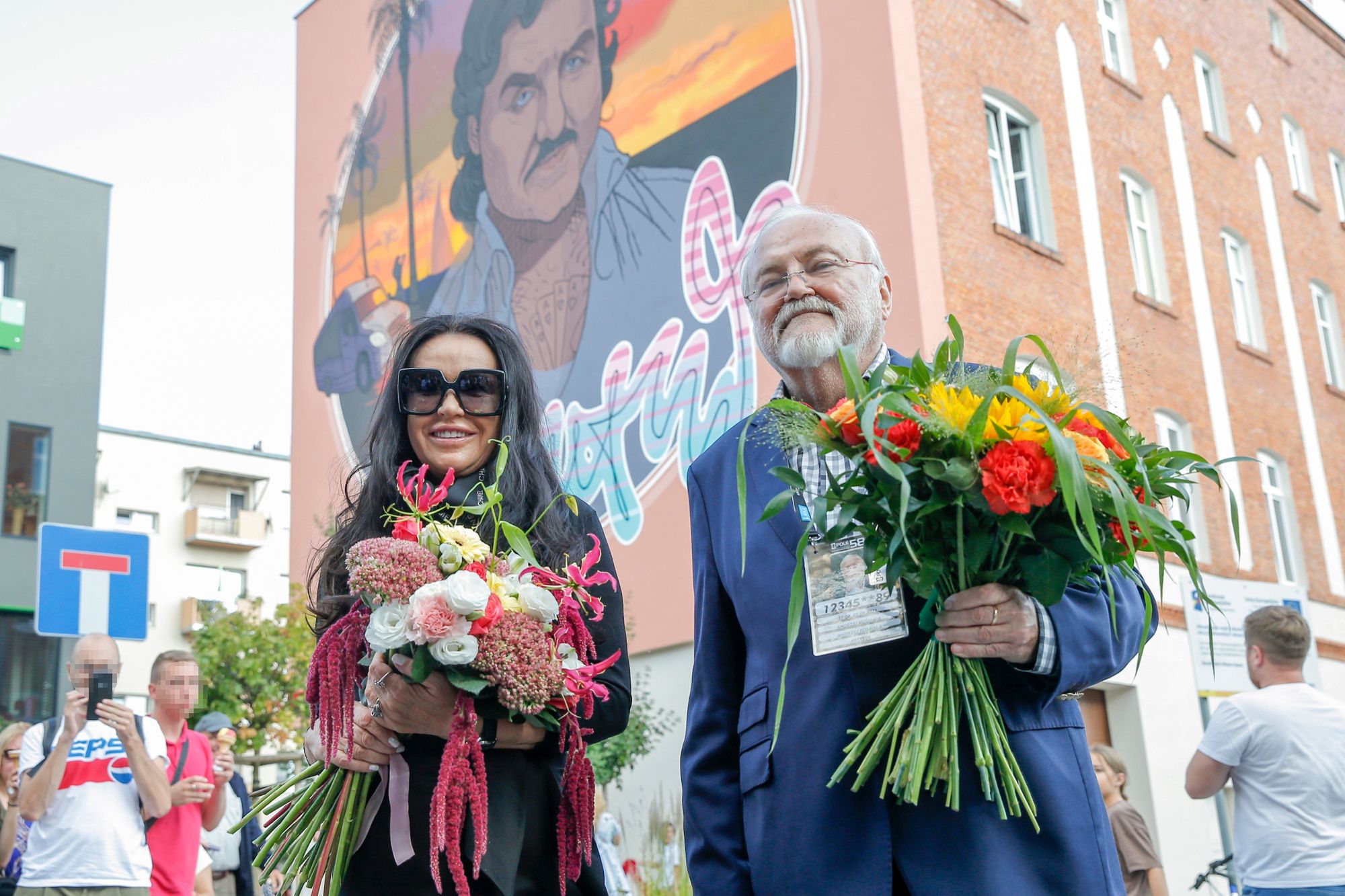 Ewa Krawczyk odsłania mural Krzysztofa Krawczyka