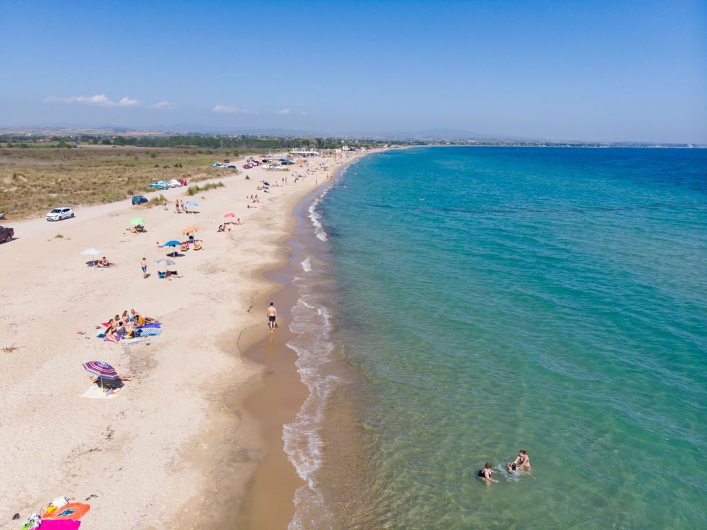 Grecja. Jest tak ciepło, że mieszkańcy wyszli na plaże