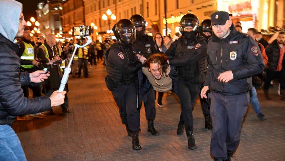 Protesty antywojenne i aresztowania w Rosji
Police officers detain a man in Moscow on September 21, 2022, following calls to protest against partial mobilisation announced by President Vladimir Putin. - President Vladimir Putin called up Russian military reservists on September 21, saying his promise to use all military means in Ukraine was "no bluff," and hinting that Moscow was prepared to use nuclear weapons. His mobilisation call comes as Moscow-held regions of Ukraine prepare to hold annexation referendums this week, dramatically upping the stakes in the seven-month conflict by allowing Moscow to accuse Ukraine of attacking Russian territory. (Photo by Alexander NEMENOV / AFP)
ALEXANDER NEMENOV