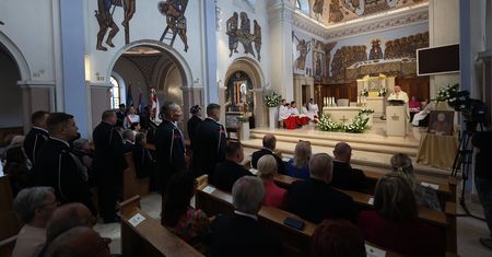 Święto Województwa rozpoczęło się od mszy w Kruszynie. Upamiętniono wizytę Jana Pawła II