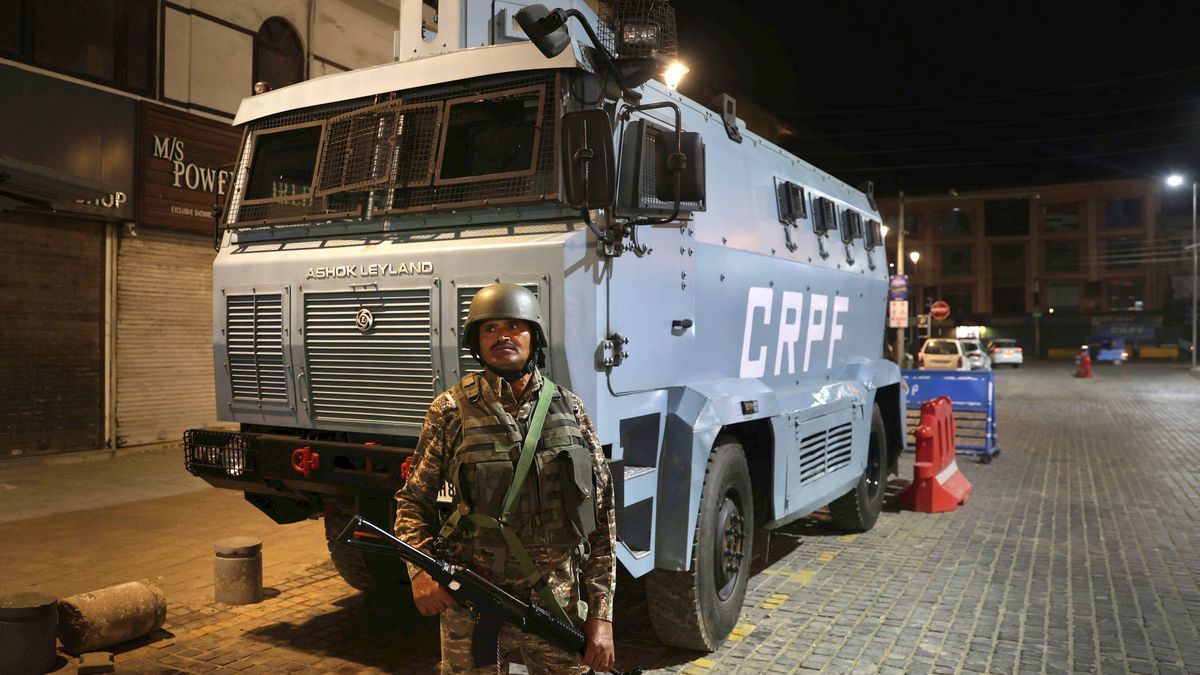 An Indian paramilitary soldier stands guard on a street of Srinagar, the summer capital of Indian-administered Kashmir, 06 May 2025. Authorities increased security measures across the Indian-administered Kashmir following the deadly attack on 22 April 2025 in Pahalgam that left 26 people dead. EPA/FAROOQ KHAN Dostawca: PAP/EPA.