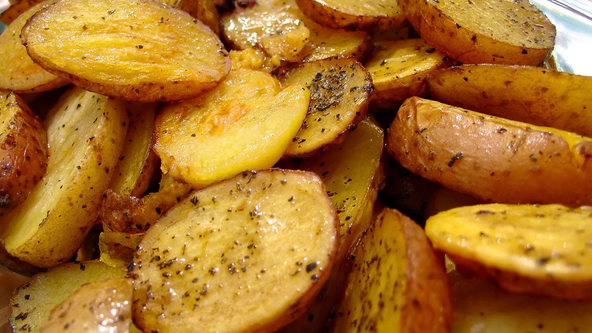 Pieczone ziemniaki w ziołach i wędzonej papryce