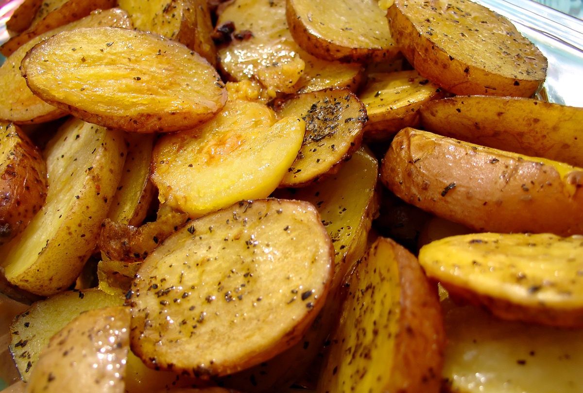 Ziemniaki obtaczam i zapiekam. Mają kremowy środek i złocistą skórkę, a dymny posmak dopełnia całość