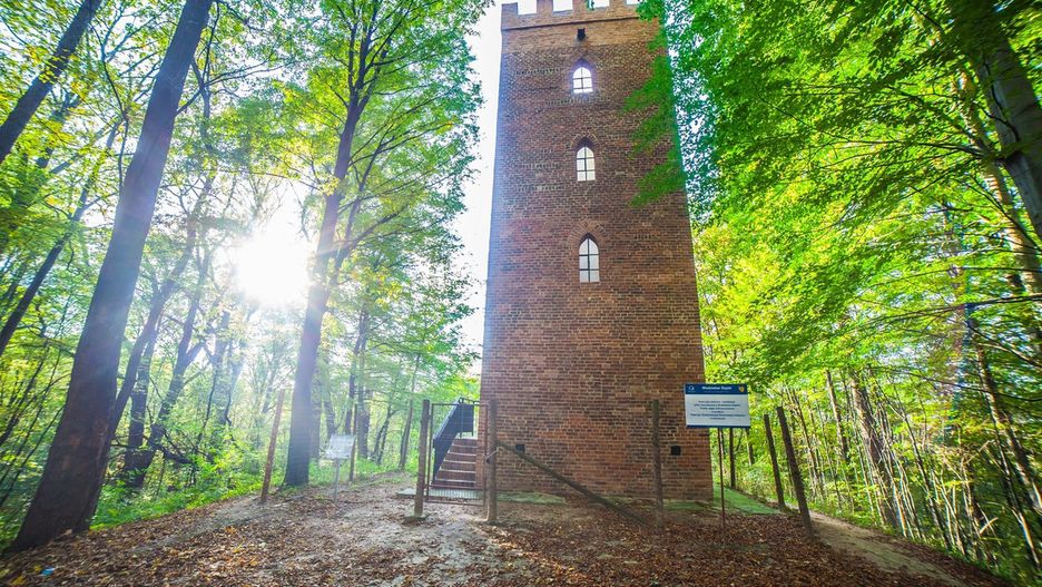 Wodzisław Śl. Baszta rycerska po remoncie lśni nowością. 