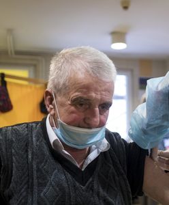 Ruszają szczepienia na COVID. Lekarze: "Możemy szczepić 30 tys. osób dziennie, ale dawek jest mało"