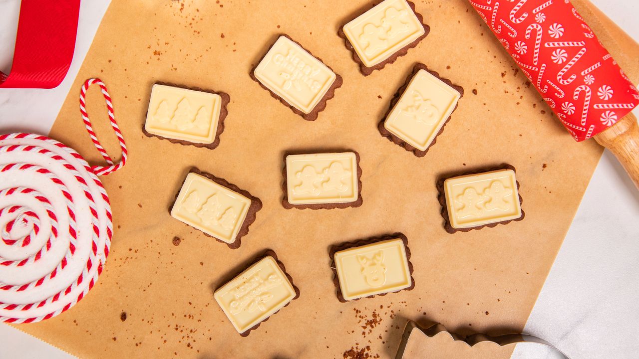Świąteczne ciasteczka z białą czekoladą. Wyglądają jak z cukierni, a zrobisz w domu